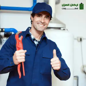فني سباكة محترف من شركة أركان العزل، متخصص في إصلاح مواسير المياه وكشف التسربات.